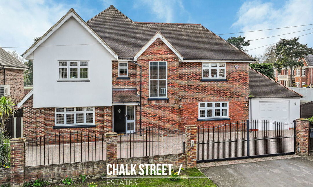 Oakwood Chase, Emerson Park, RM11